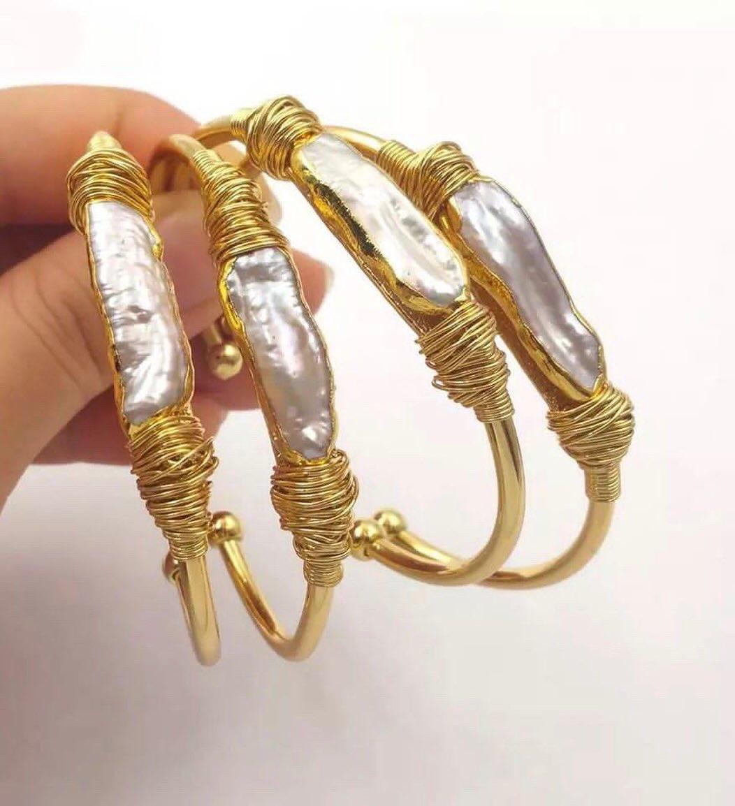 سوار مطلي بالذهب ومزين بلؤلؤ طبيعي بتصميم يدوي